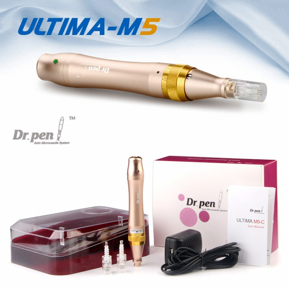Dr. Pen Ultima M5 microneedling-kynä kullassa, mukana lisävarusteet, mukaan lukien neulapatruuna, suojakotelo, verkkosovitin ja käyttöohje. Kuvan yläosa näyttää kynän lähikuvassa ja tekstin 'ULTIMA-M5'.