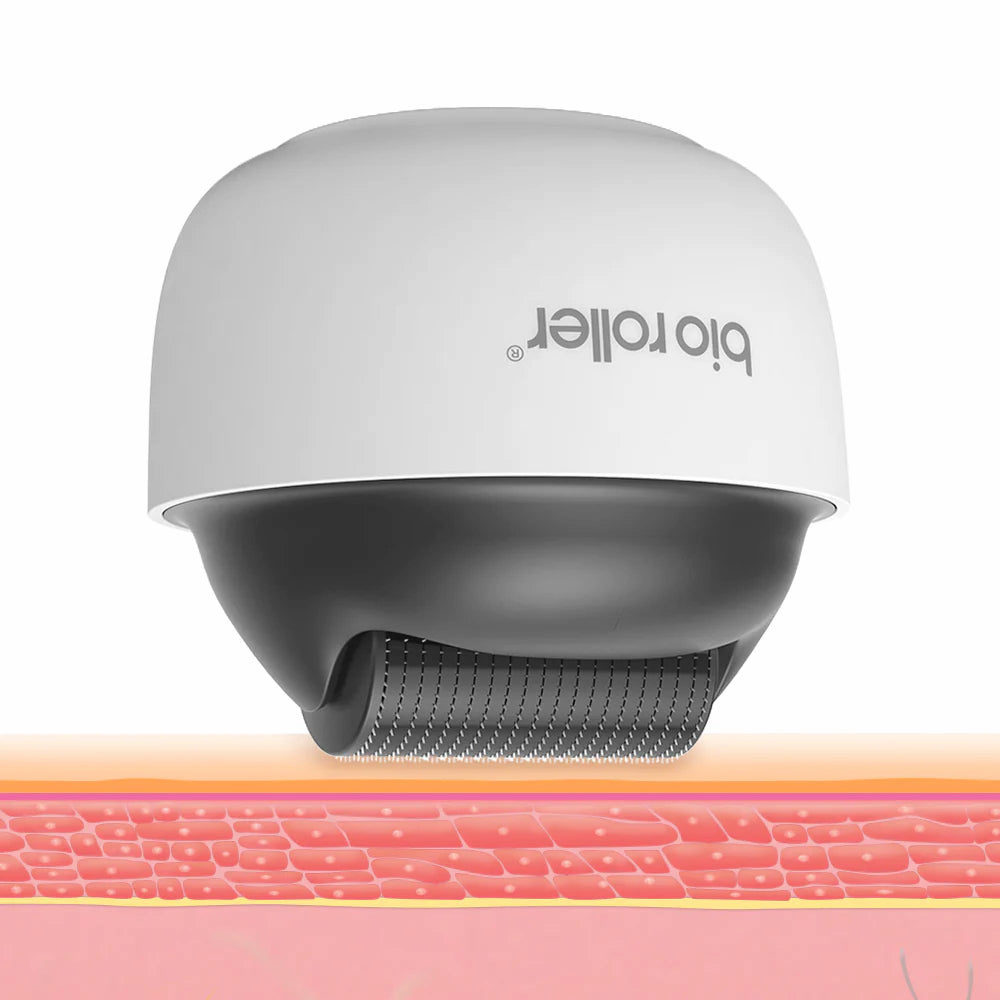 Bio Roller G4 microneedling-rulla, joka näyttää kuinka mikroneulat läpäisevät ihon pinnan stimuloidakseen kollageenia ja parantaakseen ihon rakennetta.