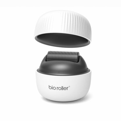 Bio Roller G4 microneedling-rulla suojakansi auki, näyttää neulapään, jota käytetään ihon nuorentamiseen ja parantuneeseen tuotteen imeytymiseen.