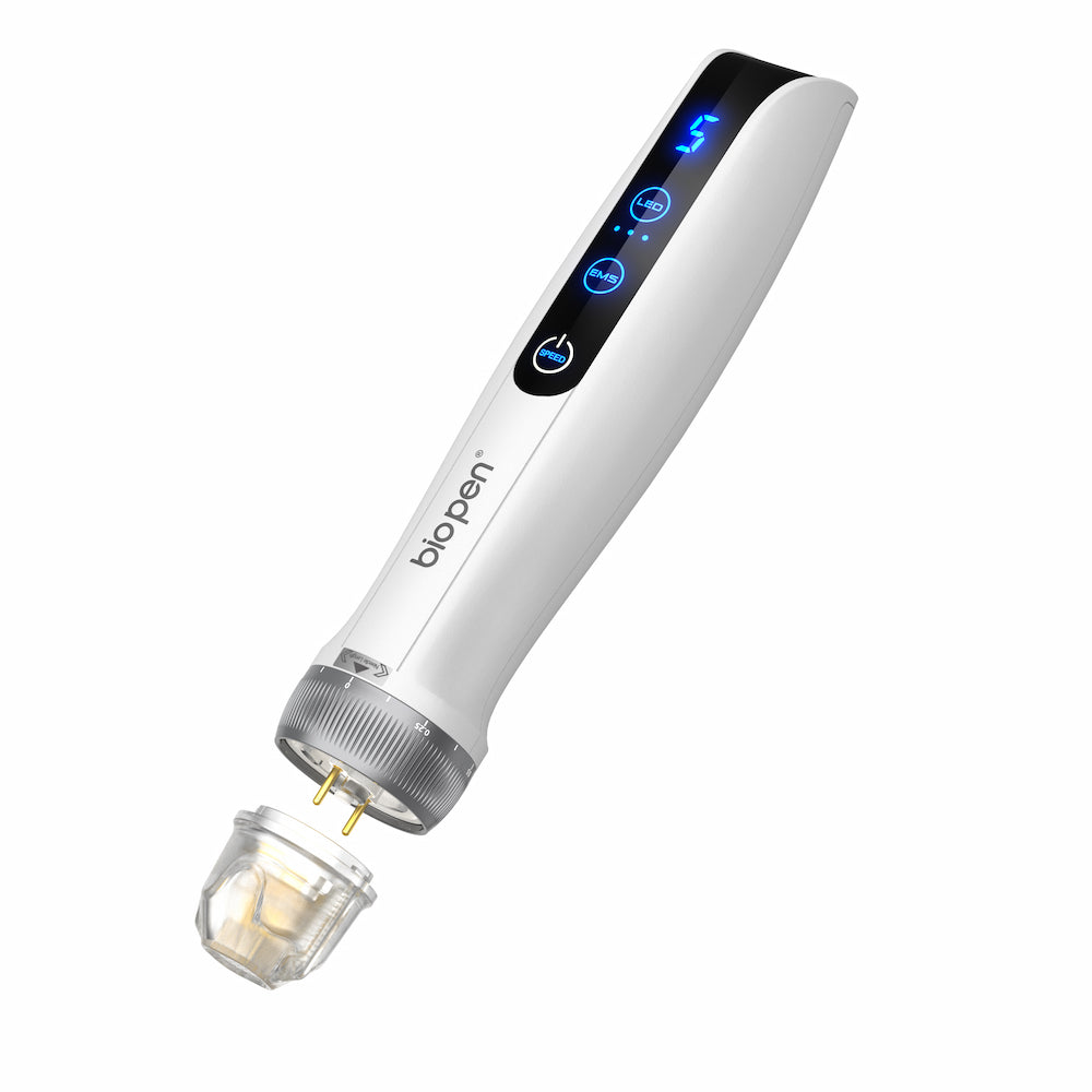 Bio pen Q2 microneedling-kynä valkoisena, jossa on sininen LED-näyttö, esitetty irrotetulla neulapatruunalla, jossa näkyvät kaksi kosketusnastaa.