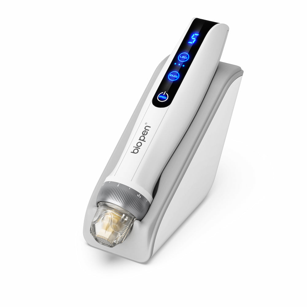 Valkoinen BioPen Q2 microneedling-kynä asetettuna valkoiseen telineeseen, jossa on sininen digitaalinen LED-näyttö ja läpinäkyvä neulamoduuli.