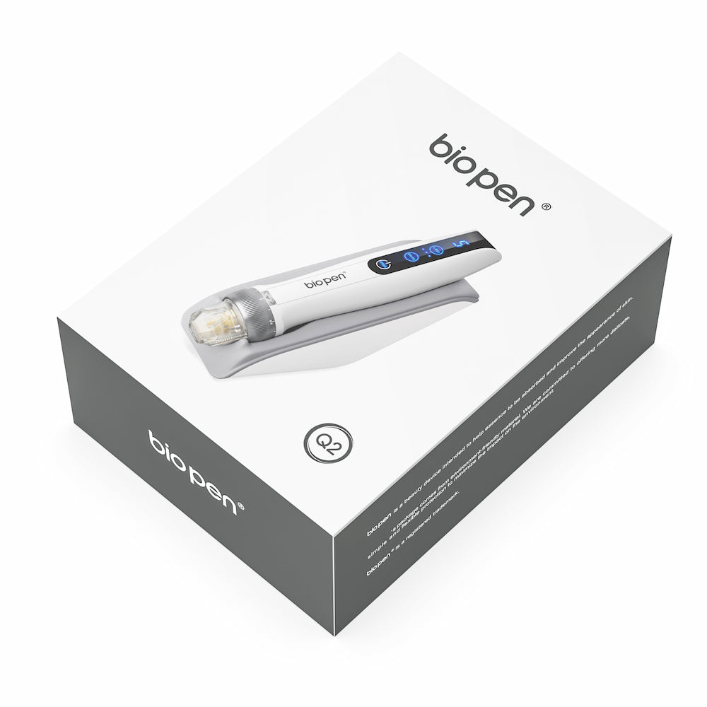 Biopen Q2 microneedling-kynä esitetty valkoisen ja harmaan tuotelaatikon päällä, jossa on selkeä logo ja kuva kynästä kannessa.