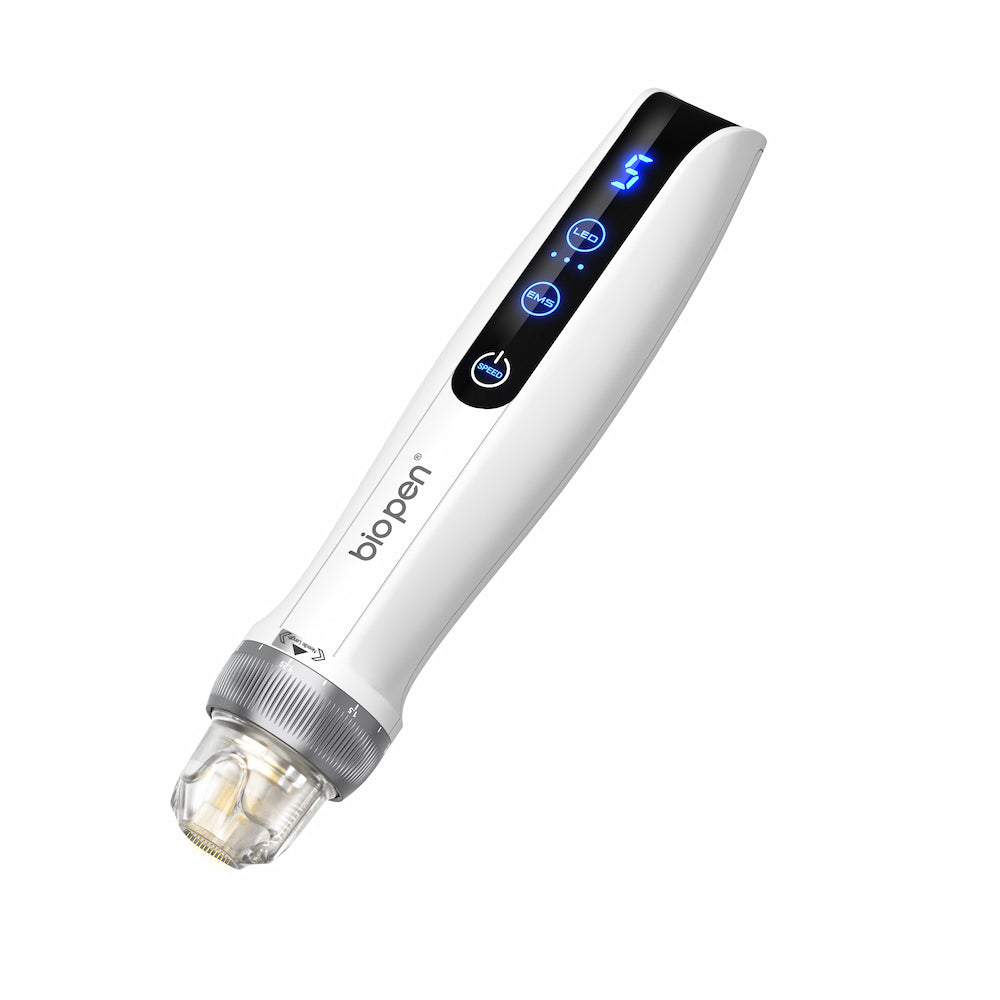 Valkoinen BioPen Q2 microneedling-kynä, jossa on digitaalinen LED-näyttö, toimintopainikkeet ja läpinäkyvä neulamoduuli.