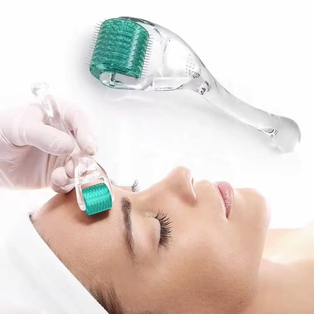 Dermaroller DRS 192 med 192 nålar används för microneedling behandling i ansiktet för att förbättra hudstruktur och stimulera kollagen.