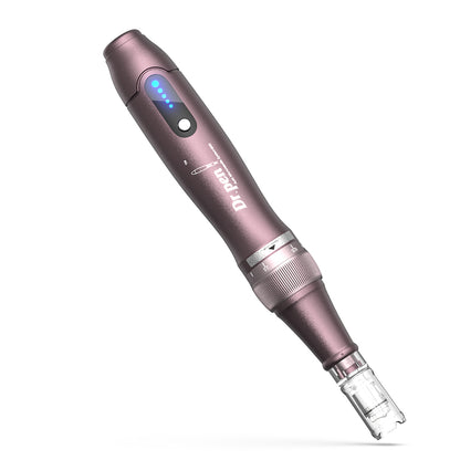 Dr. Pen A10 microneedling penna i lila med blå LED-indikator och nålhuvud för exakt och professionell hudbehandling.