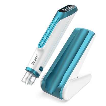 Dr. Pen H6 microneedling-kynä digitaalisella näytöllä ja siihen kuuluvalla telineellä.