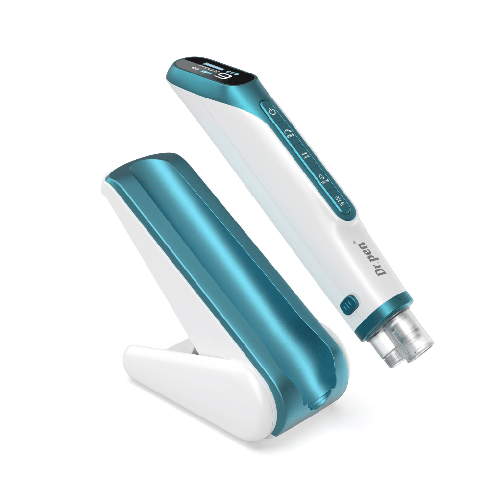 Dr. Pen H6 microneedling-kynä siihen kuuluvan telineen kanssa valkoisella taustalla.
