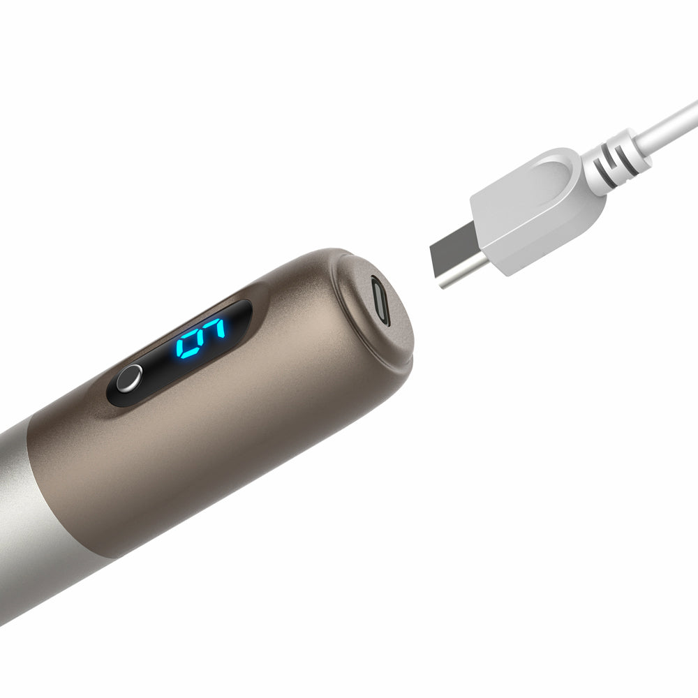 Lähikuva Dr. Pen H3 microneedling-kynästä, jossa on USB-C latausportti ja digitaalinen LED-näyttö, valmis nopeaan ja helppoon lataukseen.