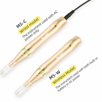 Vertailu Dr. Pen M5-C ja M5-W microneedling-kynien välillä. M5-C esitetään johdollisena mallina, joka toimii vain AC-virralla, kun taas M5-W on langaton malli, jota voidaan käyttää sekä sisäänrakennetulla akulla että AC-virralla. Molemmat kynät ovat ruusukultaisia ja niissä on kiinnitetyt neulamoduulit.