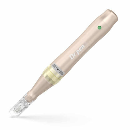 Dr. Pen M5 mikroneulauskynä ruusukullassa, jossa on kiinnitetty neulapatruuna, ammattimainen microneedling-kynä ihon nuorentamiseen.