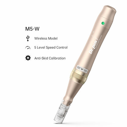 Tuotekuva Dr. Pen M5-W langattomasta microneedling-kynästä kullassa, jossa on kiinnitetty neulamoduuli. Vasemmalla näkyy teksti ominaisuuksista: Langaton malli, 5 tason nopeudensäätö ja liukumisenestokalibrointi.