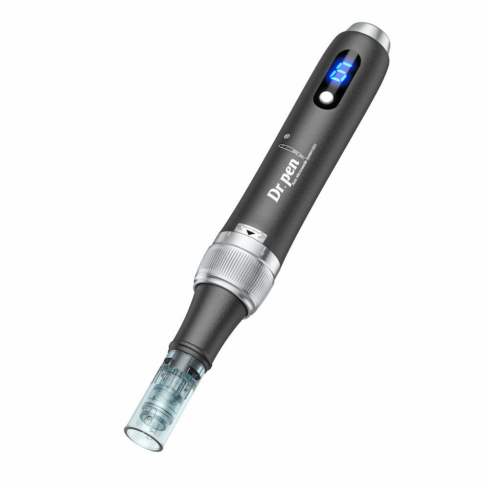 Dr. Pen M7S microneedling dermapen mustana versiona sinisellä digitaalinäytöllä ja kiinnitetyllä neulapäällä