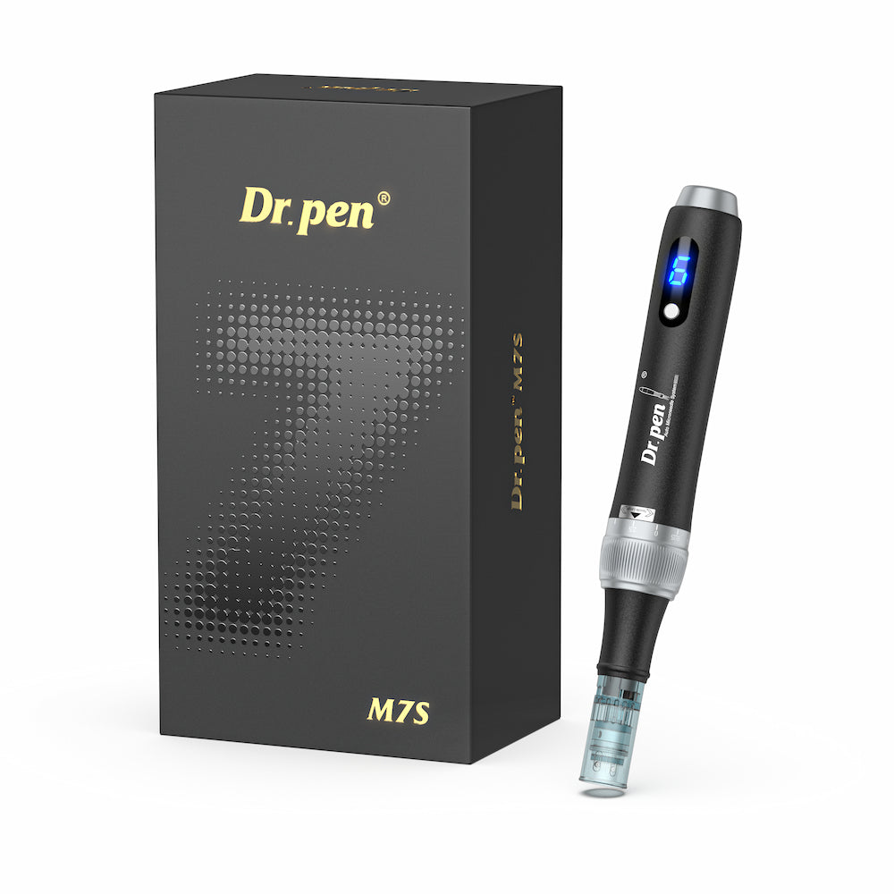 Dr. Pen M7S microneedling-kynä tyylikkäässä mustassa luksuspaketissa, LED-näytöllä ja neulapatruunalla ammattilaiskäyttöön ihonhoitoon.