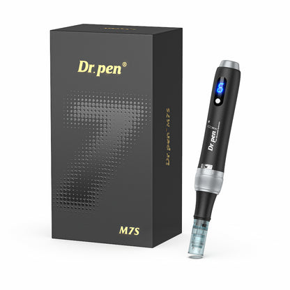 Dr. Pen M7S microneedling-kynä tyylikkäässä mustassa luksuspaketissa, LED-näytöllä ja neulapatruunalla ammattilaiskäyttöön ihonhoitoon.
