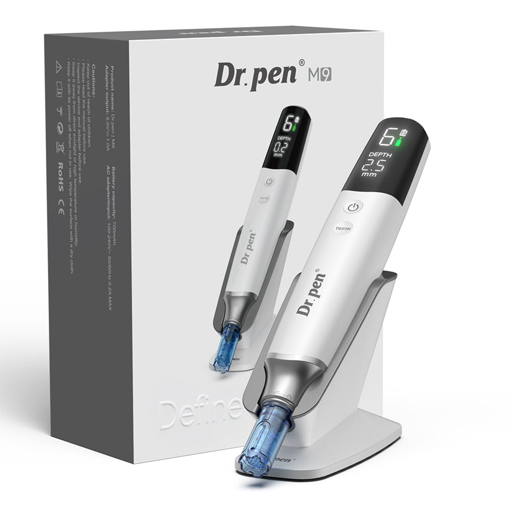 Dr. Pen M9 microneedling-kynä alkuperäispakkauksella, lataustelineellä ja digitaalisella näytöllä ammattimaista ihohoitoa varten.