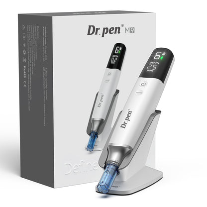 Dr. Pen M9 microneedling-kynä alkuperäispakkauksella, lataustelineellä ja digitaalisella näytöllä ammattimaista ihohoitoa varten.