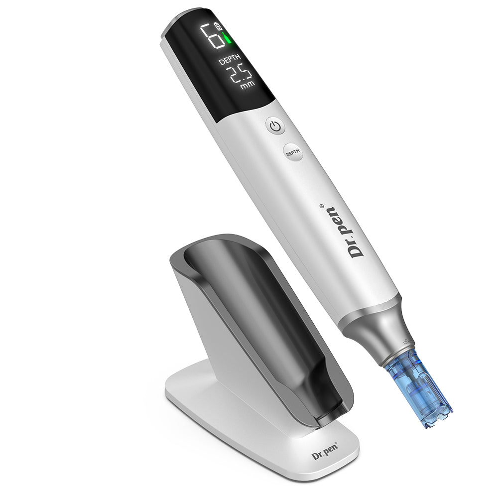Dr. Pen M9 dermapen digitaalisella näytöllä, neulapatruunalla ja tyylikkäällä lataustelineellä ammattimaiseen microneedling ja ihohoitoon.