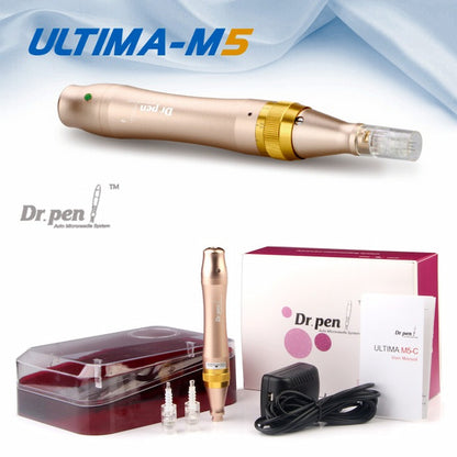 Dr. Pen Ultima M5 microneedling-kynä kullassa, mukana lisävarusteet, mukaan lukien neulapatruuna, suojakotelo, verkkosovitin ja käyttöohje. Kuvan yläosa näyttää kynän lähikuvassa ja tekstin 'ULTIMA-M5'.