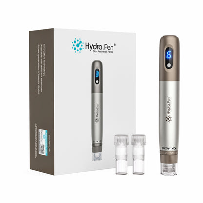 HydraPen h3 microneedling-kynä, jossa on LED-nopeusnäyttö, kaksi neulapatruunaa ja pakkaus – ammattimainen laite ihonhoitoon ja seerumin levitykseen.