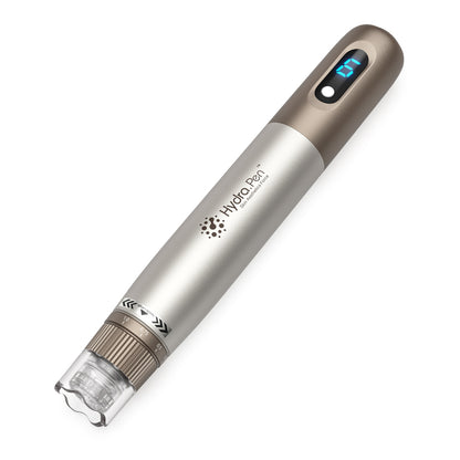 HydraPen H3 microneedling-kynä kullassa ja hopeassa, jossa on digitaalinen nopeusnäyttö ja neulamoduuli edessä.