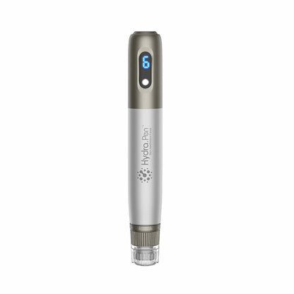 HydraPen h3 microneedling-kynä edestä katsottuna digitaalisella LED-näytöllä – ammattimainen työkalu ihon nuorentamiseen ja seerumin infuusioon.