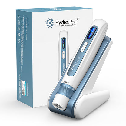 HydraPen H5 microneedling-kynä valkoisessa ja sinisessä designissa sijoitettuna lataustelineeseensä alkuperäispakkauksen viereen, ammattimaiseen ihonhoitoon ja seerumin infuusioon.
