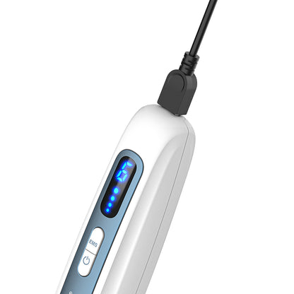 HydraPen H5 microneedling-kynä, joka ladataan USB-kaapelin kautta, selkeällä sinisellä digitaalinopeusnäytöllä ja ohjauspainikkeilla.