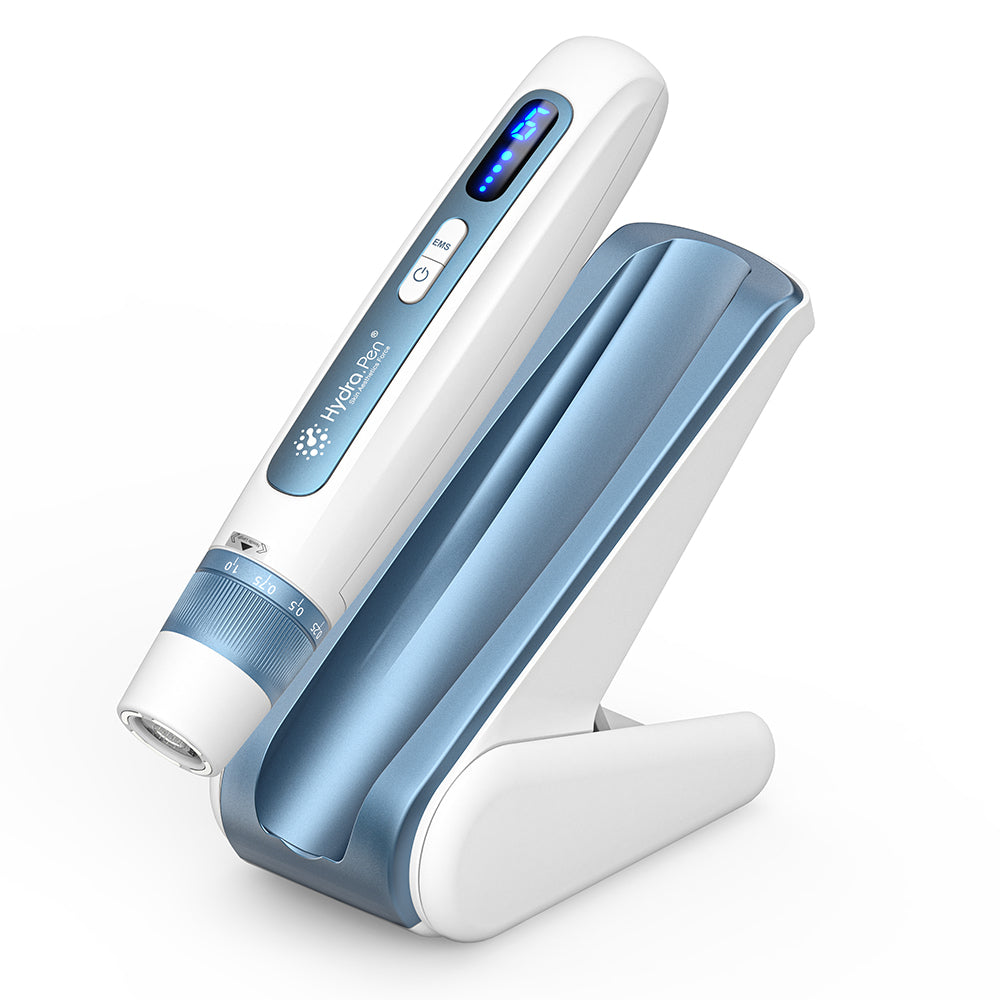 HydraPen H5 valkoinen ja sininen microneedling-kynä sijoitettuna lataustelineeseensä, edistynyt mikroneulauslaite tehokkaaseen seerumin infuusioon ja ihon nuorentamiseen.