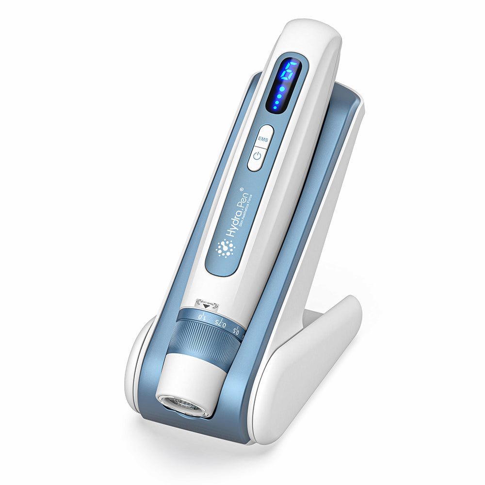 HydraPen H5 valkoinen ja sininen microneedling-kynä seisoo lataustelineessään, edistynyt mikroneulauslaite seerumin infuusioon ja ihonhoitoon.