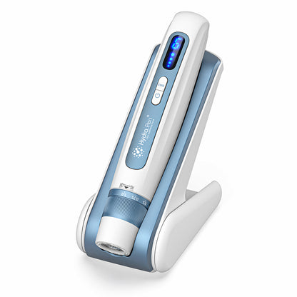 HydraPen H5 valkoinen ja sininen microneedling-kynä seisoo lataustelineessään, edistynyt mikroneulauslaite seerumin infuusioon ja ihonhoitoon.