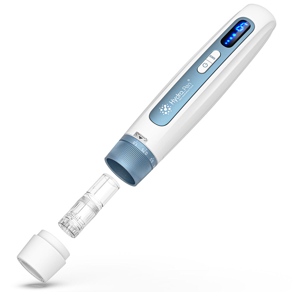 HydraPen H5 valkoinen ja sininen microneedling-kynä irrotettavalla neulapatruunalla ja suojakannella, osoittaa helpon kokoonpanon seerumin infuusioon ja ihonhoitoon.