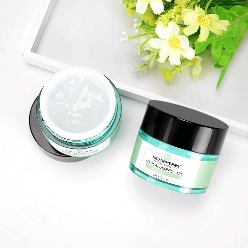 Avattu ja suljettu purkki Neutriherbs 4D Hyaluronic Acid Gel Moisturizer 50 g -tuotetta. Kuvassa näkyy geelivoiteen kevyt, raikas koostumus, joka imeytyy nopeasti ja antaa intensiivistä kosteutusta tuntumatta tahmealta tai rasvaiselta iholla.