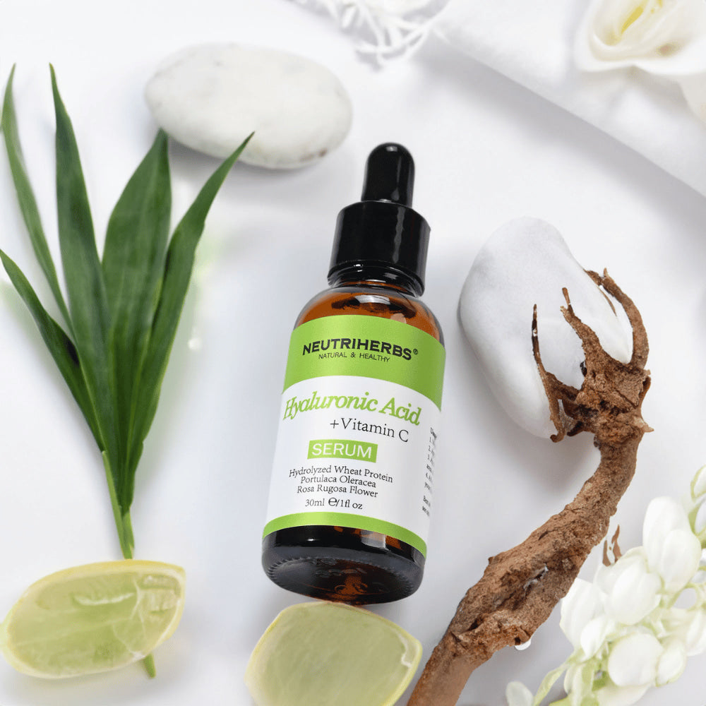 Neutriherbs Hyaluronic Acid + Vitamin C Serum 30 ml sisältää hyaluronihappoa ja C-vitamiinia. Kosteuttava kasvoseerumi luonnollisilla ainesosilla, jotka vahvistavat ihon suojamuuria, antavat hehkua ja auttavat vähentämään juonteita.