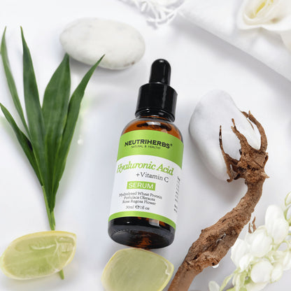 Neutriherbs Hyaluronic Acid + Vitamin C Serum 30 ml sisältää hyaluronihappoa ja C-vitamiinia. Kosteuttava kasvoseerumi luonnollisilla ainesosilla, jotka vahvistavat ihon suojamuuria, antavat hehkua ja auttavat vähentämään juonteita.