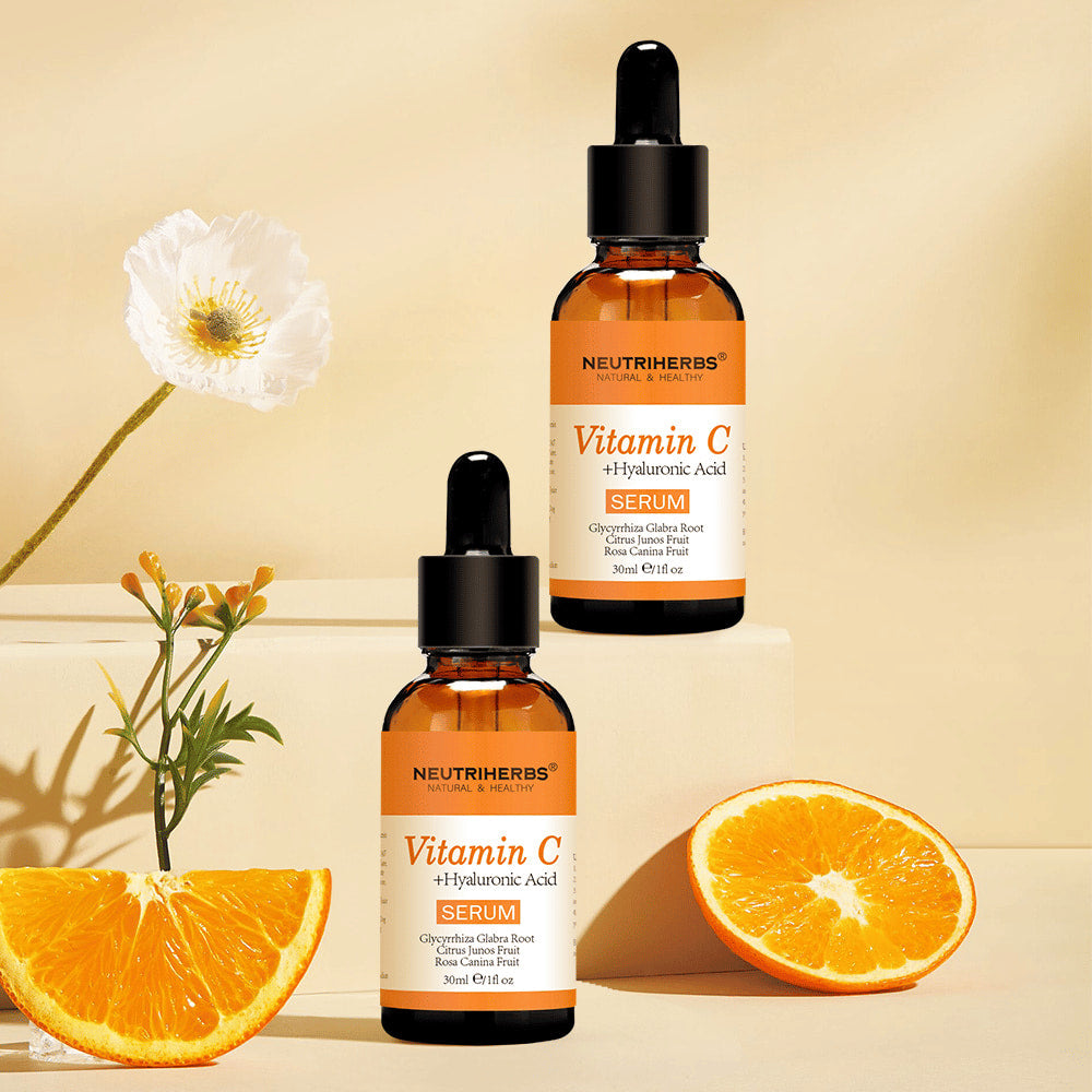 Neutriherbs Vitamin C + Hyaluronic Acid Serum 30 ml yhdessä tuoreiden appelsiinien ja kukkien kanssa. Inspiroiva tuotekuva, joka korostaa seerumin C-vitamiinipitoisuutta kosteutetun ihon, lisääntyneen hehkun ja tasaisemman ihonsävyn tueksi.