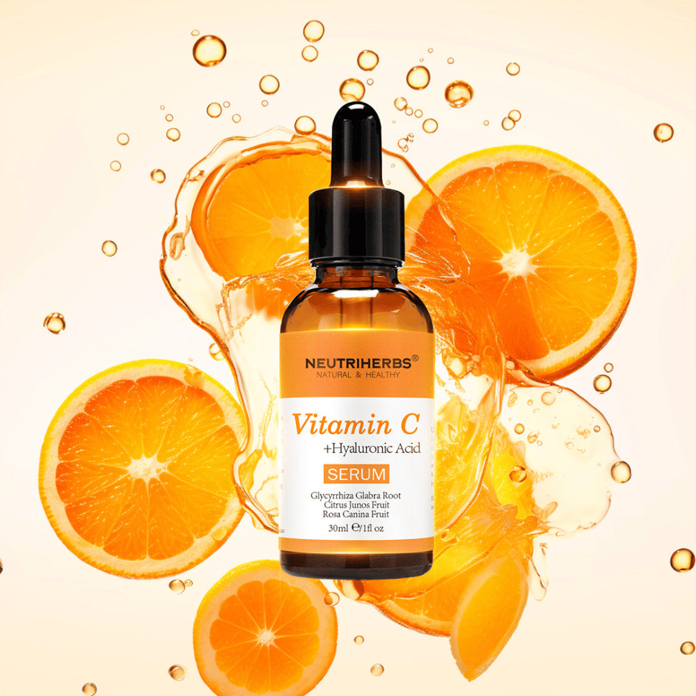 Neutriherbs Vitamin C + Hyaluronic Acid Serum 30 ml appelsiiniviipaleiden ja sitrusmehuroiskeiden kanssa. Tuotekuva, joka korostaa seerumin sisältämää C-vitamiinia ja hyaluronihappoa intensiiviseen kosteutukseen, lisääntyneeseen hehkuun ja tasaisempaan ihonsävyyn.