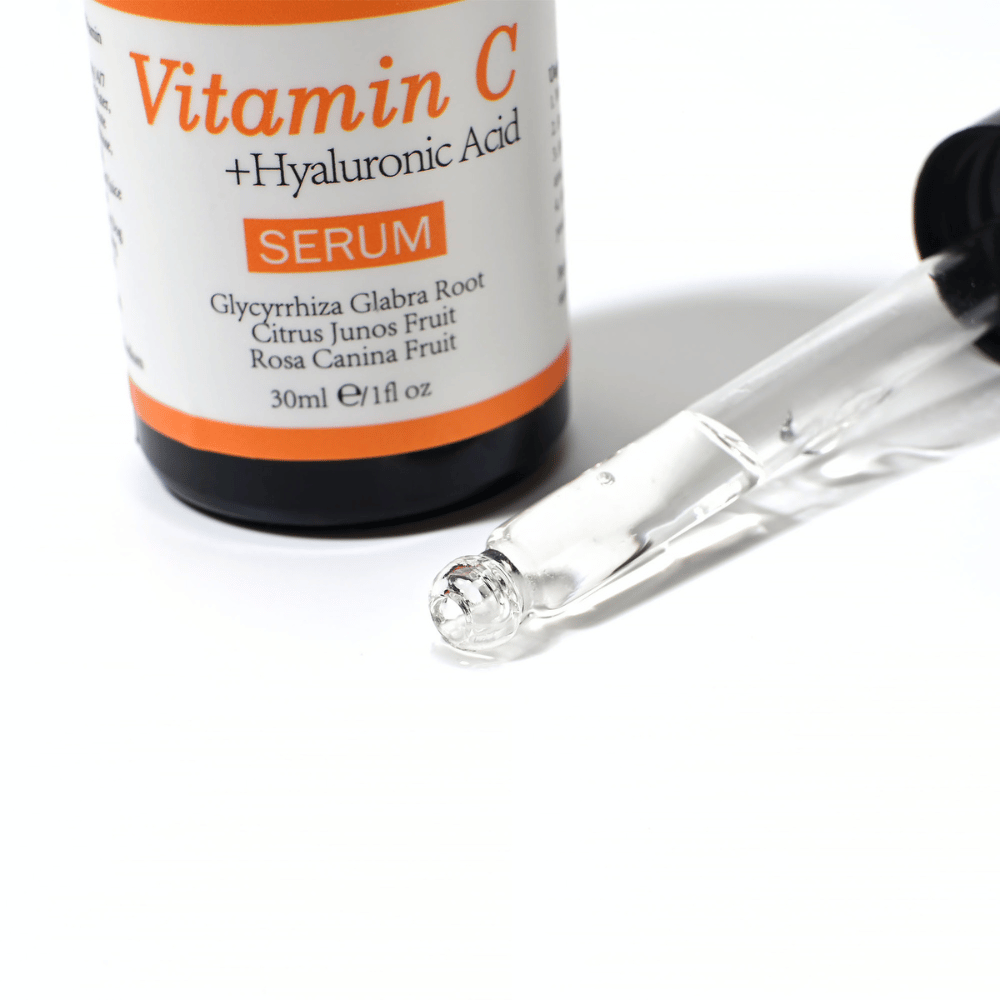 Lähikuva pipetistä ja pullosta, joissa on Neutriherbs Vitamin C + Hyaluronic Acid Serum 30 ml. Kevyt seerumikoostumus imeytyy nopeasti ja kosteuttaa ihoa samalla kun se edistää lisääntynyttä hehkua ja tasaisempaa ihonsävyä.
