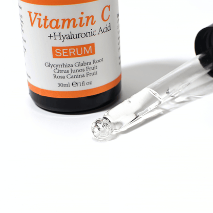 Lähikuva pipetistä ja pullosta, joissa on Neutriherbs Vitamin C + Hyaluronic Acid Serum 30 ml. Kevyt seerumikoostumus imeytyy nopeasti ja kosteuttaa ihoa samalla kun se edistää lisääntynyttä hehkua ja tasaisempaa ihonsävyä.